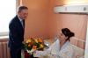 Burmistrz Cieszyna Ryszard Macura wręcza kwiaty