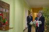 Burmistrz złożył kwiaty pod tablicą pamiątkową na II piętrze Ratusza /fot. RK